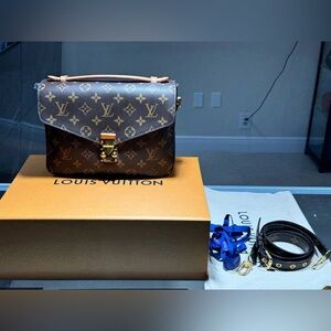 Authentic Louis Vuitton Pochette Métis Monogram M44875